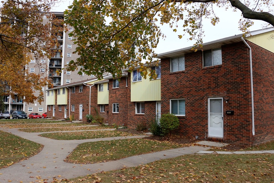 Anchorage on the Park in Windsor, ON - Building Photo