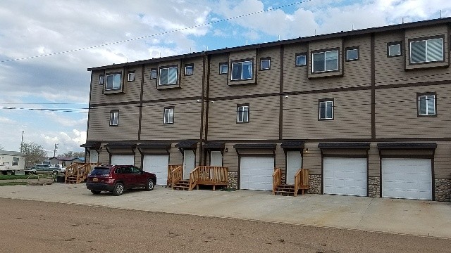 206 Prairie Ave in Baker, MT - Building Photo