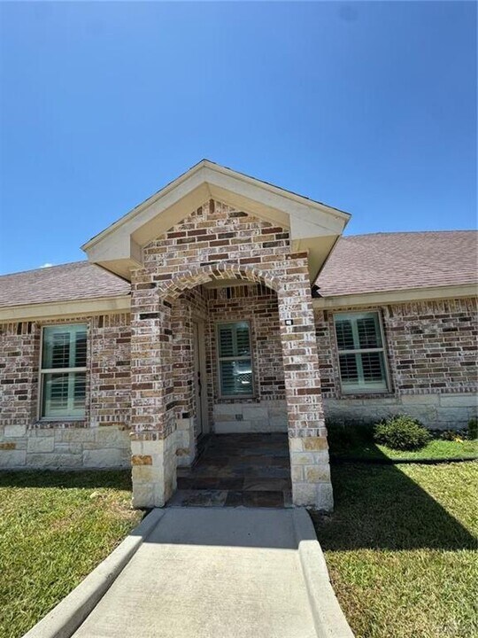 209 W Mile 14 1/2 N in Weslaco, TX - Building Photo