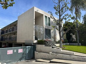 Crown Heights Apartments in Van Nuys, CA - Foto de edificio - Building Photo