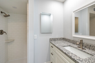 Grotto Apartments in Kansas City, MO - Building Photo - Interior Photo