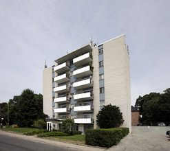 Granada Towers in Toronto, ON - Building Photo - Building Photo