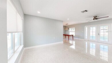 10133 4th St E in Treasure Island, FL - Building Photo - Building Photo