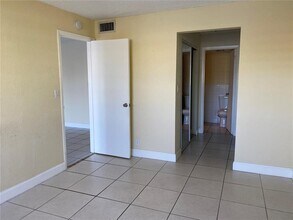 2775 Taft St, Unit 205 in Hollywood, FL - Building Photo - Building Photo