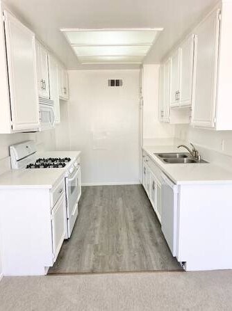 Huston Court in North Hollywood, CA - Building Photo - Building Photo
