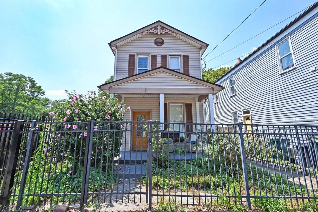 3737 Eastern Ave in Cincinnati, OH - Foto de edificio