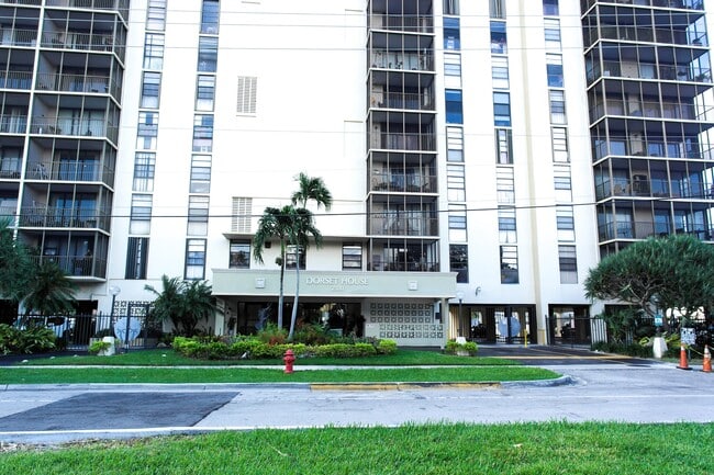 2500 NE 135th St, Unit 2500 NE 135 ST Apt 506 in North Miami, FL - Foto de edificio - Building Photo