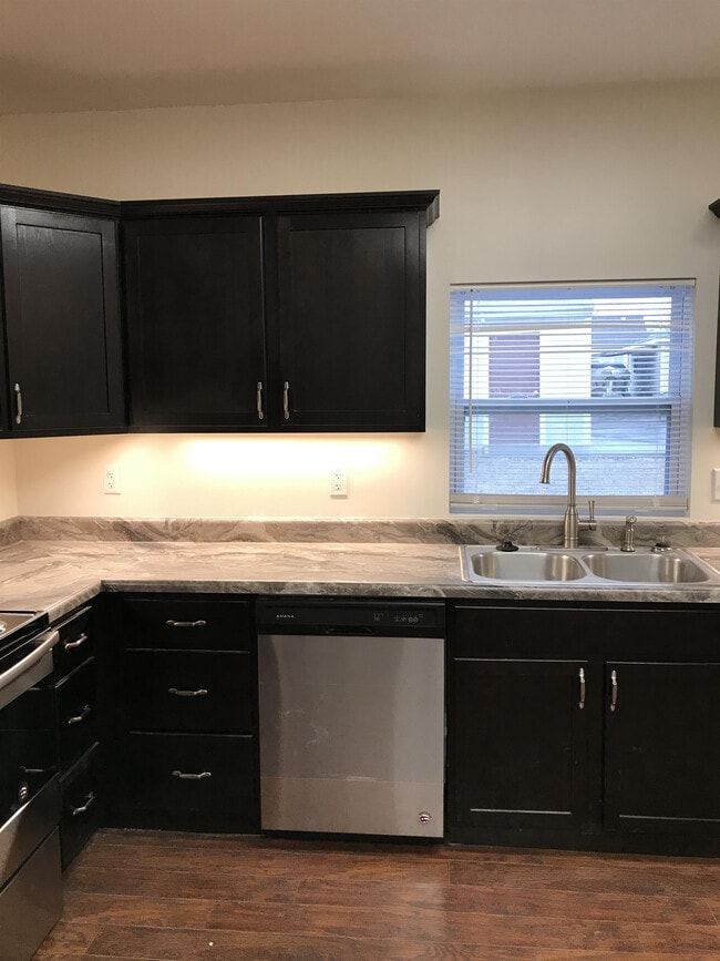 36 Limit St in Leavenworth, KS - Building Photo - Building Photo