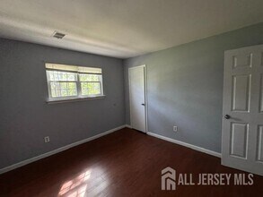 322 College Dr in Edison, NJ - Building Photo - Building Photo