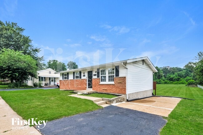 1007 Chambers Rd in Ferguson, MO - Foto de edificio - Building Photo