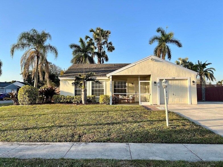 7787 Ridgewood Dr in Greenacres, FL - Foto de edificio
