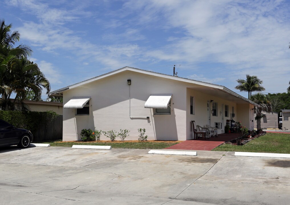 2431 Washington Ave in Naples, FL - Building Photo