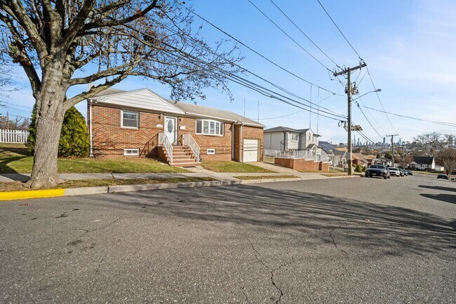 23 Arn Terrace in Secaucus, NJ - Building Photo - Building Photo