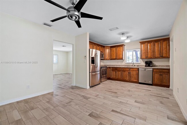 838 NW 10th Ave in Dania Beach, FL - Building Photo - Building Photo