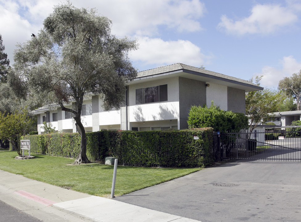 Park Hills Villa in Sacramento, CA - Building Photo