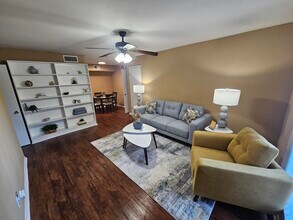 The Crest Apartments in Houston, TX - Foto de edificio - Building Photo