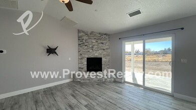 13985 Smoketree St in Hesperia, CA - Building Photo - Building Photo