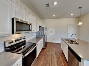 2036 Williamshire Ln in Nashville, TN - Foto de edificio - Building Photo