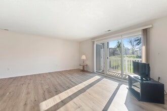 8115 Tamarron Dr in Plainsboro, NJ - Foto de edificio - Building Photo