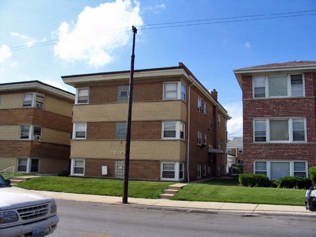 6954 W Belmont Ave in Chicago, IL - Building Photo