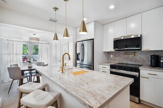 12325 NE 11th Pl in North Miami, FL - Foto de edificio - Building Photo