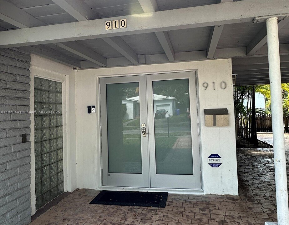 910 NE 81st St in Miami, FL - Foto de edificio