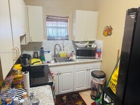 861 NW 112th St in Miami, FL - Building Photo