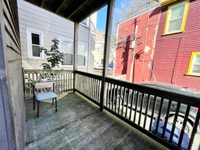 37 Hillside St, Unit 1B in Boston, MA - Foto de edificio - Building Photo