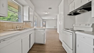 406 Pamela Dr in Baytown, TX - Building Photo - Building Photo