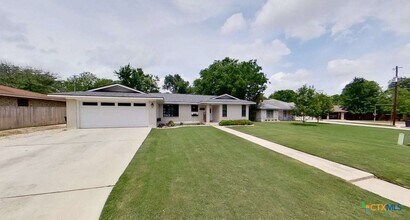 323 Cardinal Dr in New Braunfels, TX - Building Photo - Building Photo
