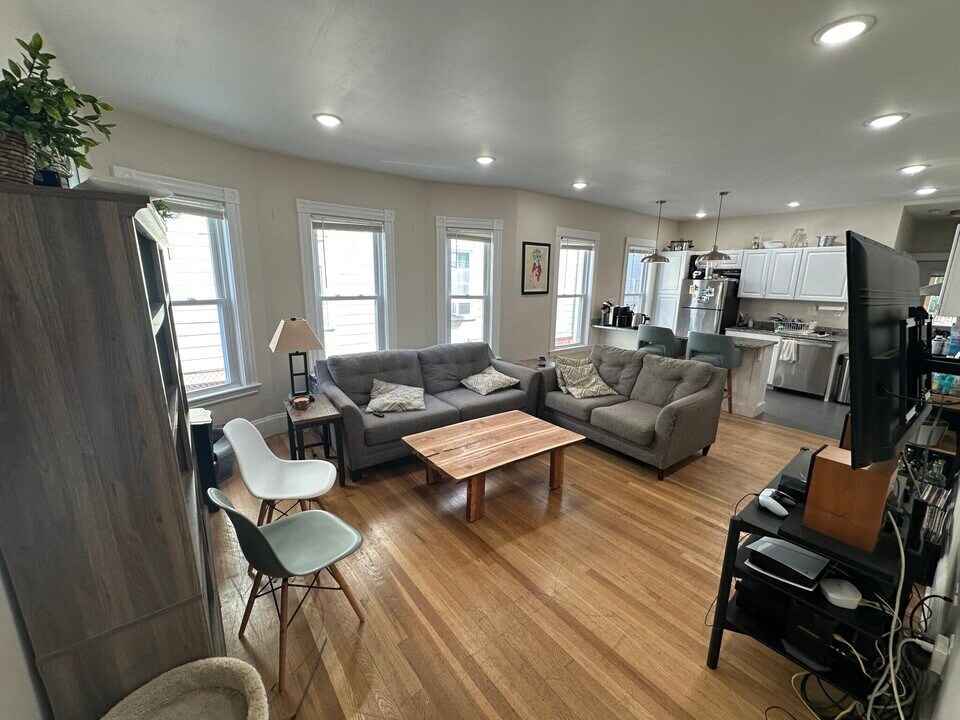 346 Summer St in Somerville, MA - Building Photo