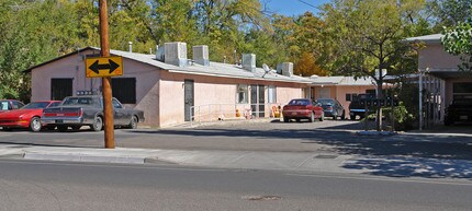 Isleta Apartments in Albuquerque, NM - Foto de edificio - Building Photo