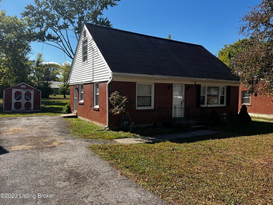 1002 Meadow Hill Rd in Louisville, KY - Building Photo