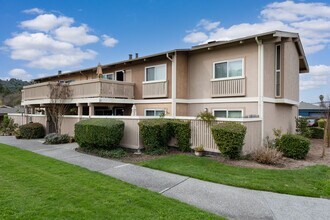Country Club Apartments in Santa Rosa, CA - Foto de edificio - Building Photo