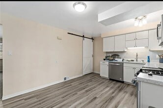 932 Lebanon Ave in Pittsburgh, PA - Building Photo - Building Photo