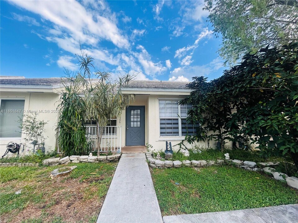 12506 SW 147th Terrace in Miami, FL - Foto de edificio