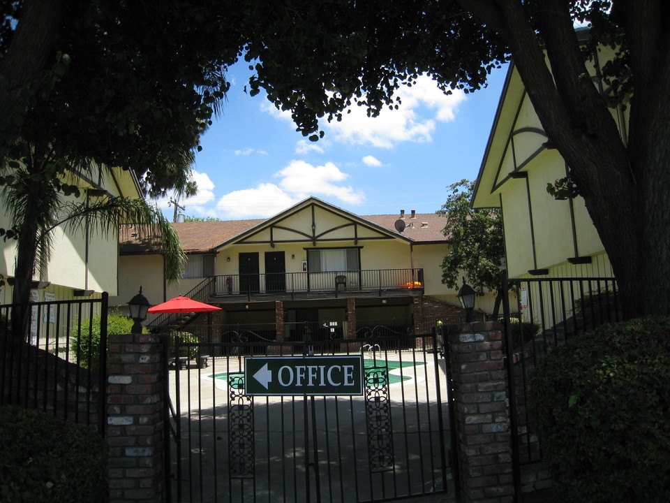 Outrigger Apartments in Visalia, CA - Building Photo