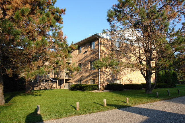 Cheif Okemos Circle Apartments in Okemos, MI - Foto de edificio - Building Photo