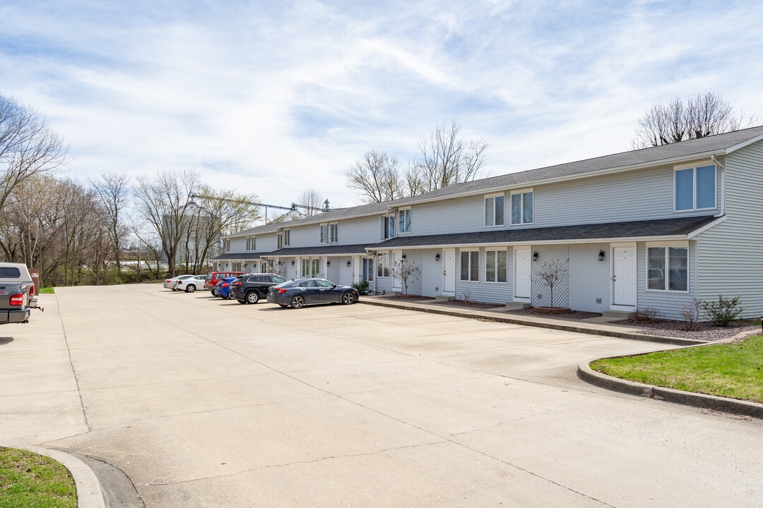 1202 N Merchant St in Effingham, IL - Building Photo
