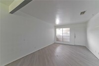 320 E 4th St, Unit 112 in Arlington, TX - Building Photo - Building Photo