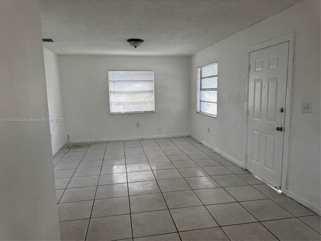 201 NE 35th St in Oakland Park, FL - Building Photo - Building Photo