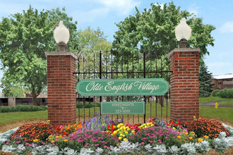 Olde English Village in West Des Moines, IA - Foto de edificio - Building Photo