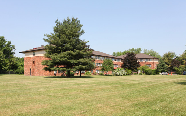 St Elizabeth Manor in East Hartford, CT - Foto de edificio - Building Photo