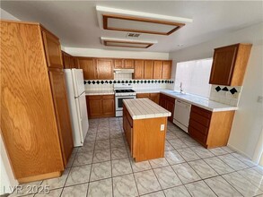 8140 Dinsmore Dr in Las Vegas, NV - Building Photo - Building Photo