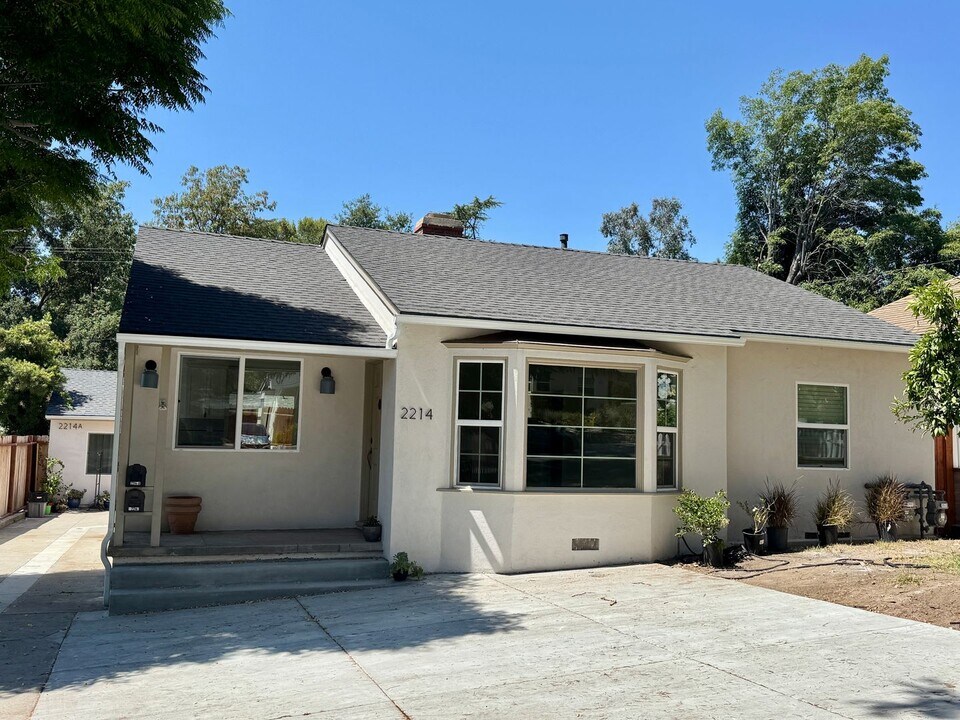 2214 Waltonia Dr in Montrose, CA - Building Photo
