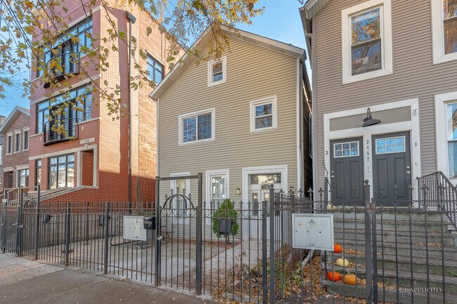 2455 W Cortland St in Chicago, IL - Building Photo - Building Photo