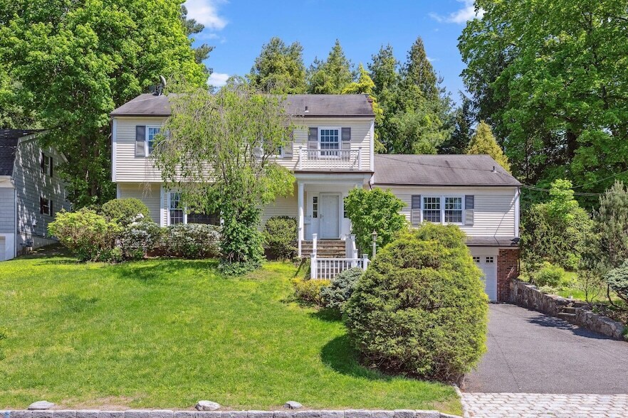 26 Church Ln in Scarsdale, NY - Foto de edificio