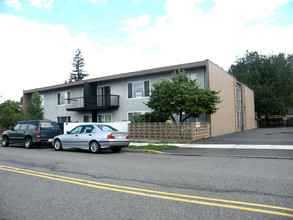 Skylite Court Apartments in Kent, WA - Building Photo - Building Photo