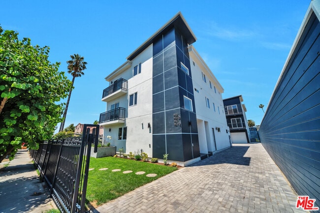 property at 957 1/2 N Ridgewood Pl