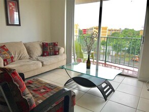 9310 Fontainebleau Blvd in Miami, FL - Building Photo - Building Photo